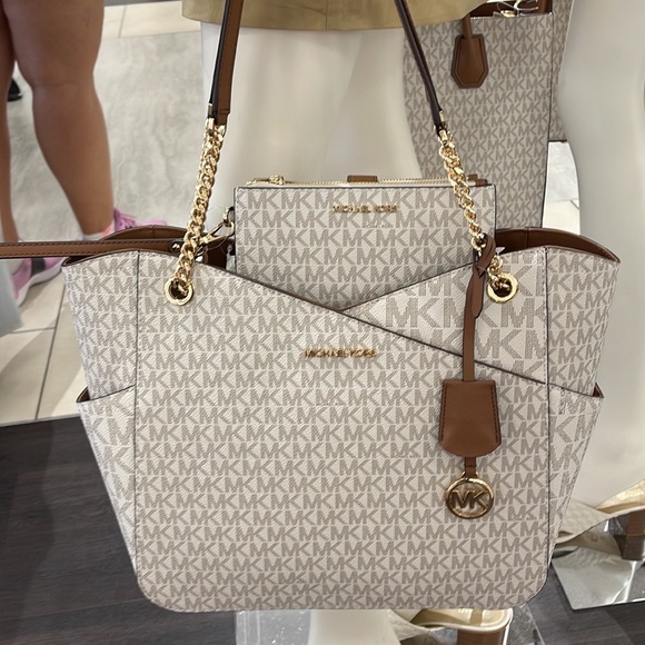 MICHAEL KORS LARGE X CHAIN SHOULDER TOTE 
& 
LARGE DOUBLE ZIP WALLET WRISTLET - Picture 3 of 16